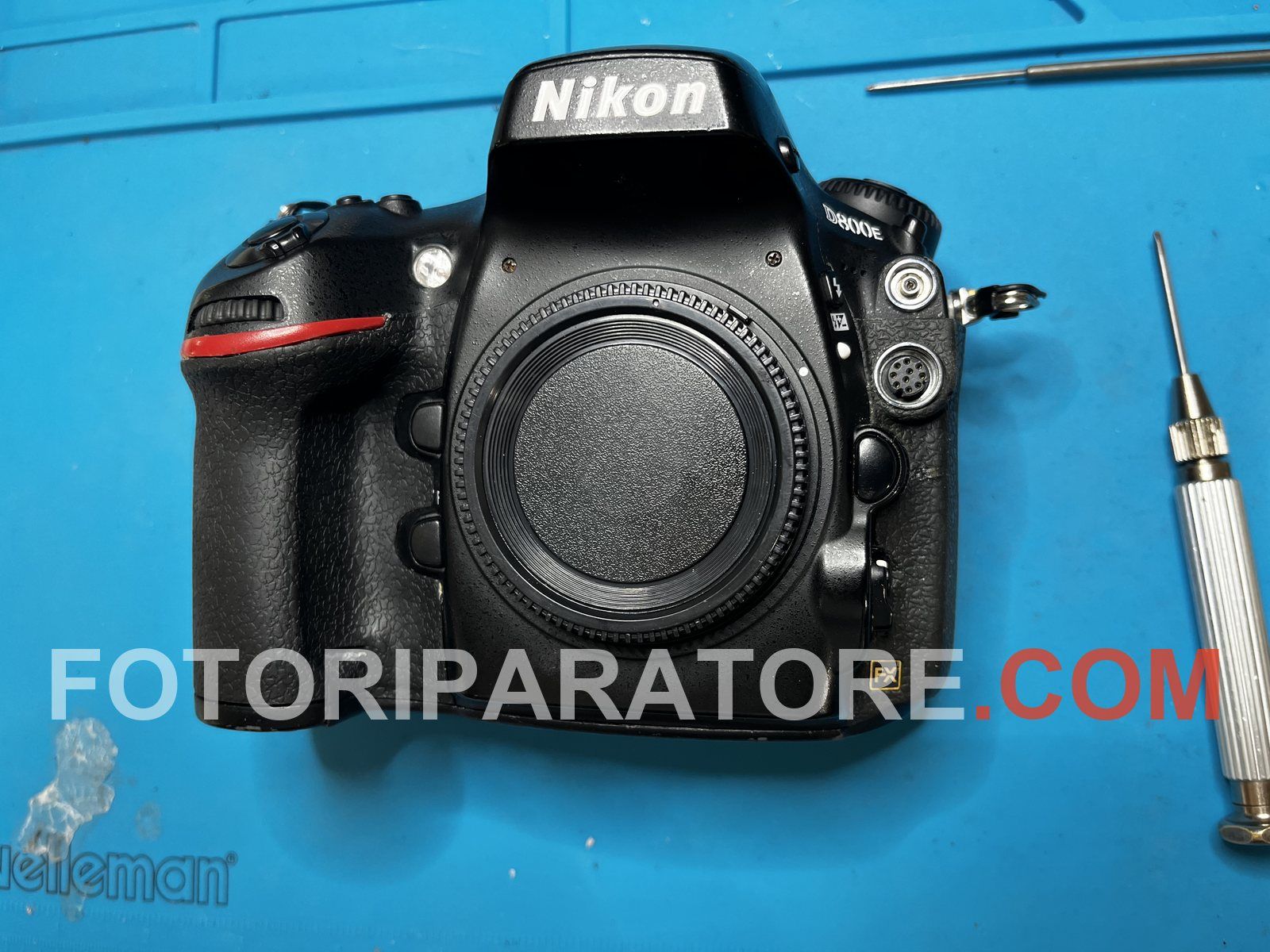 Nikon D800E sul banco del laboratorio, prima della riparazione del multi-selettore