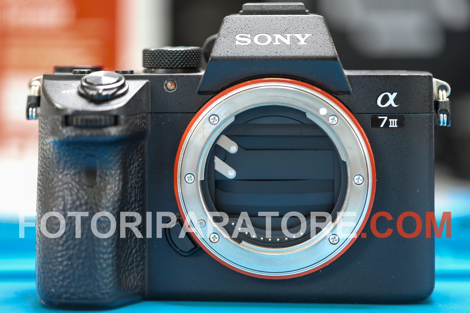 Sony A7 III con otturatore bloccato: le lamelle si vedono ferme a metà dalla baionetta E-mount