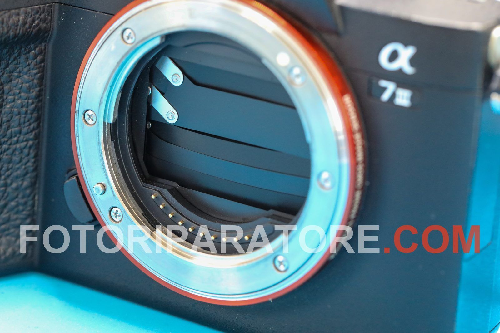 Dettaglio delle lamelle dell'otturatore della Sony A7 III piegate e fuori sede