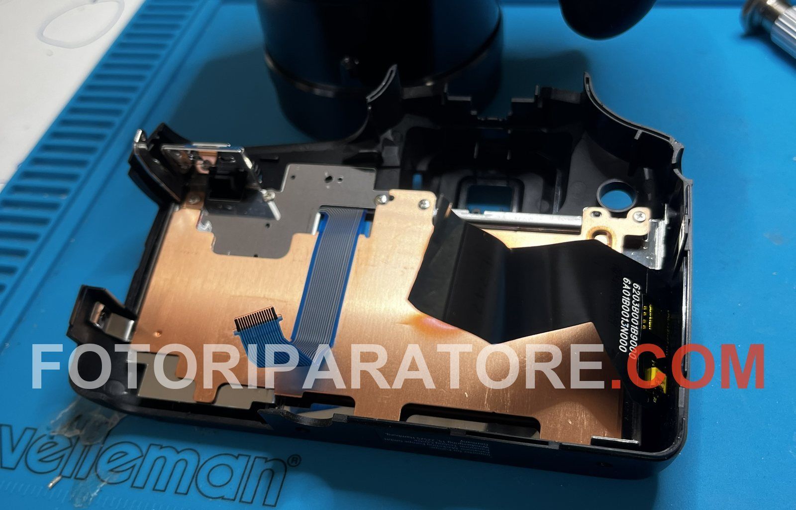 Cover posteriore della Panasonic FZ82 separata dal corpo, con il gruppo display e i suoi flat
