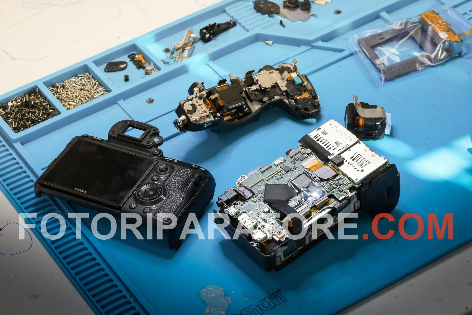 Corpo della Sony A7 III smontato in laboratorio: calotta superiore, schienale LCD e scheda madre