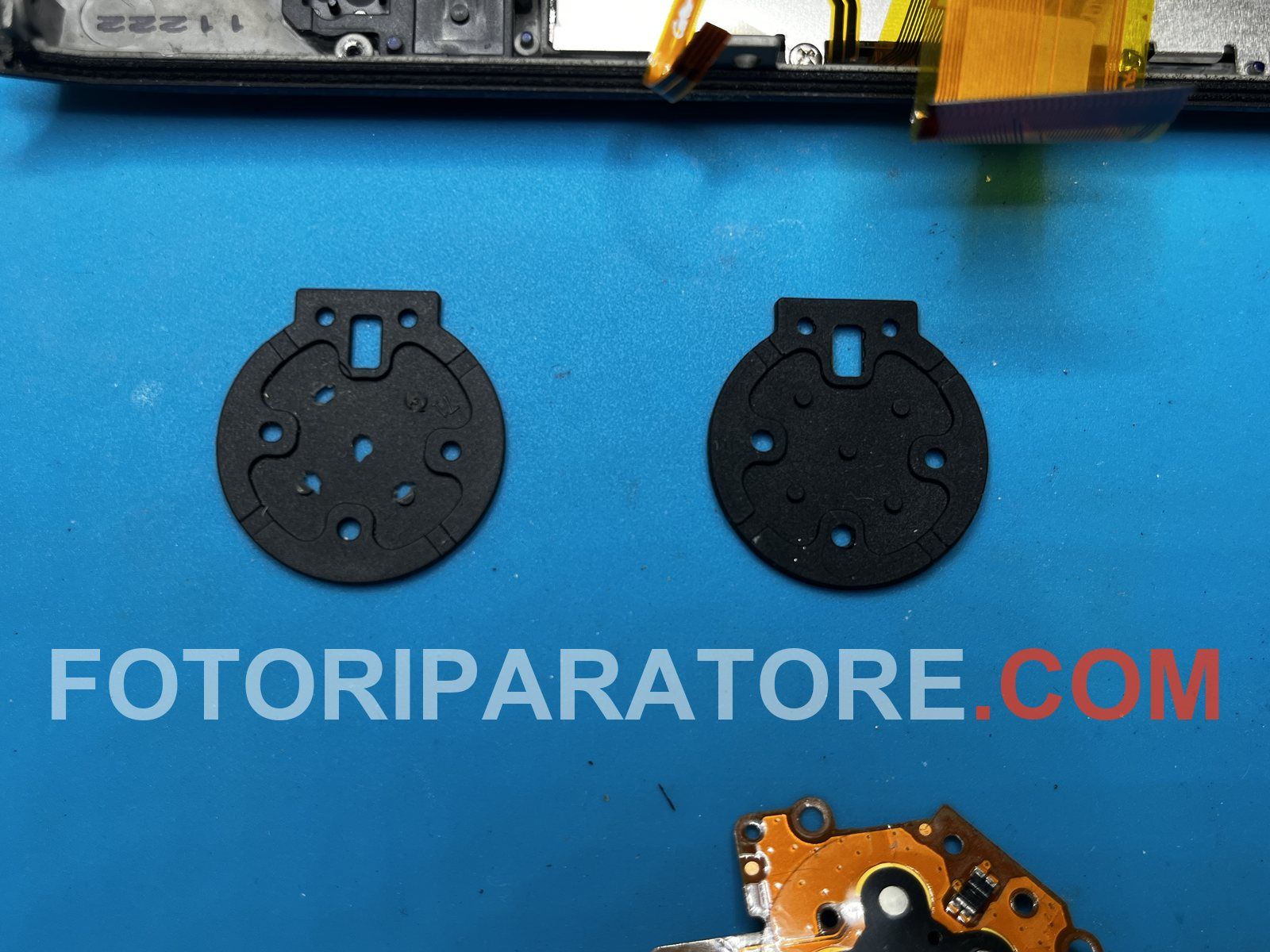 Confronto fra il gommino di contatto del multi-selettore consumato e quello nuovo