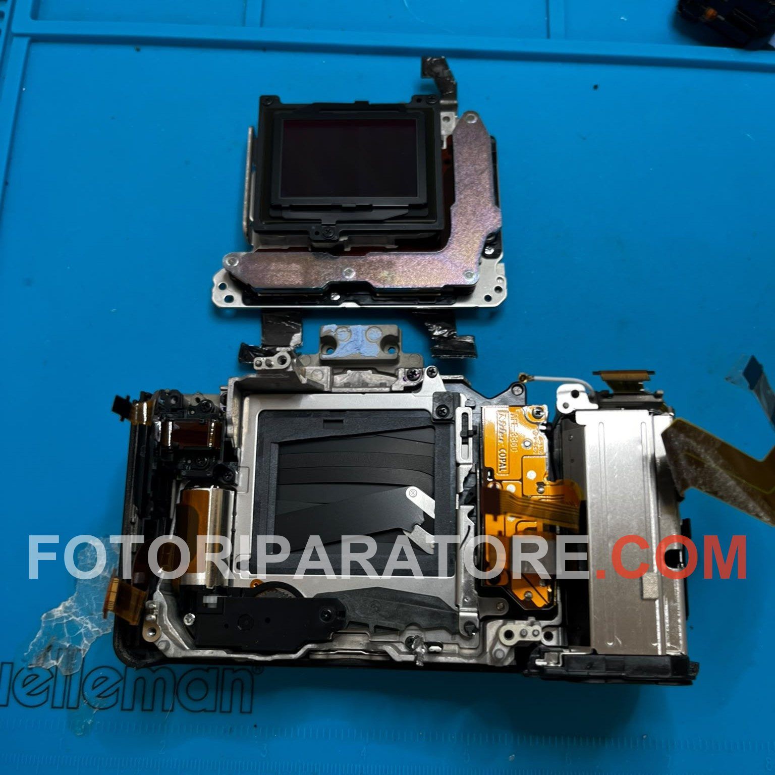 Gruppo sensore e stabilizzatore IBIS rimossi dalla Sony A7 III per raggiungere l'otturatore