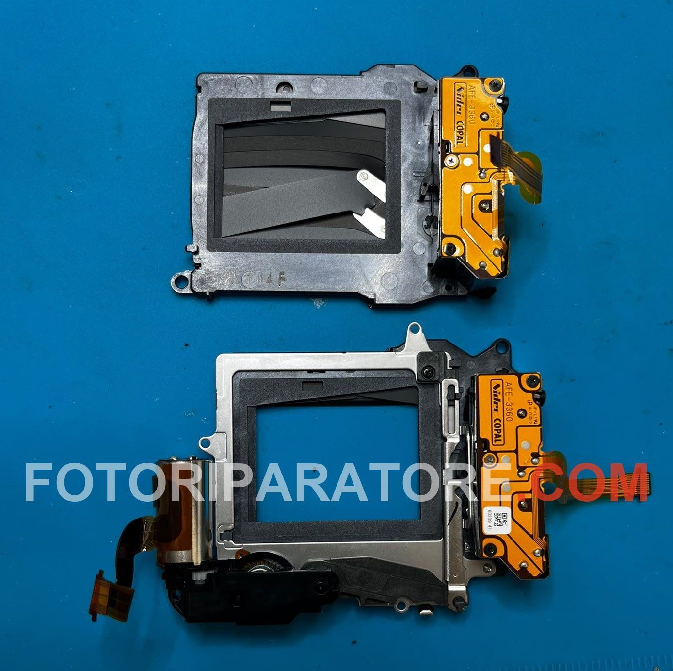Confronto fra l'otturatore rotto della Sony A7 III e l'otturatore di ricambio originale Sony