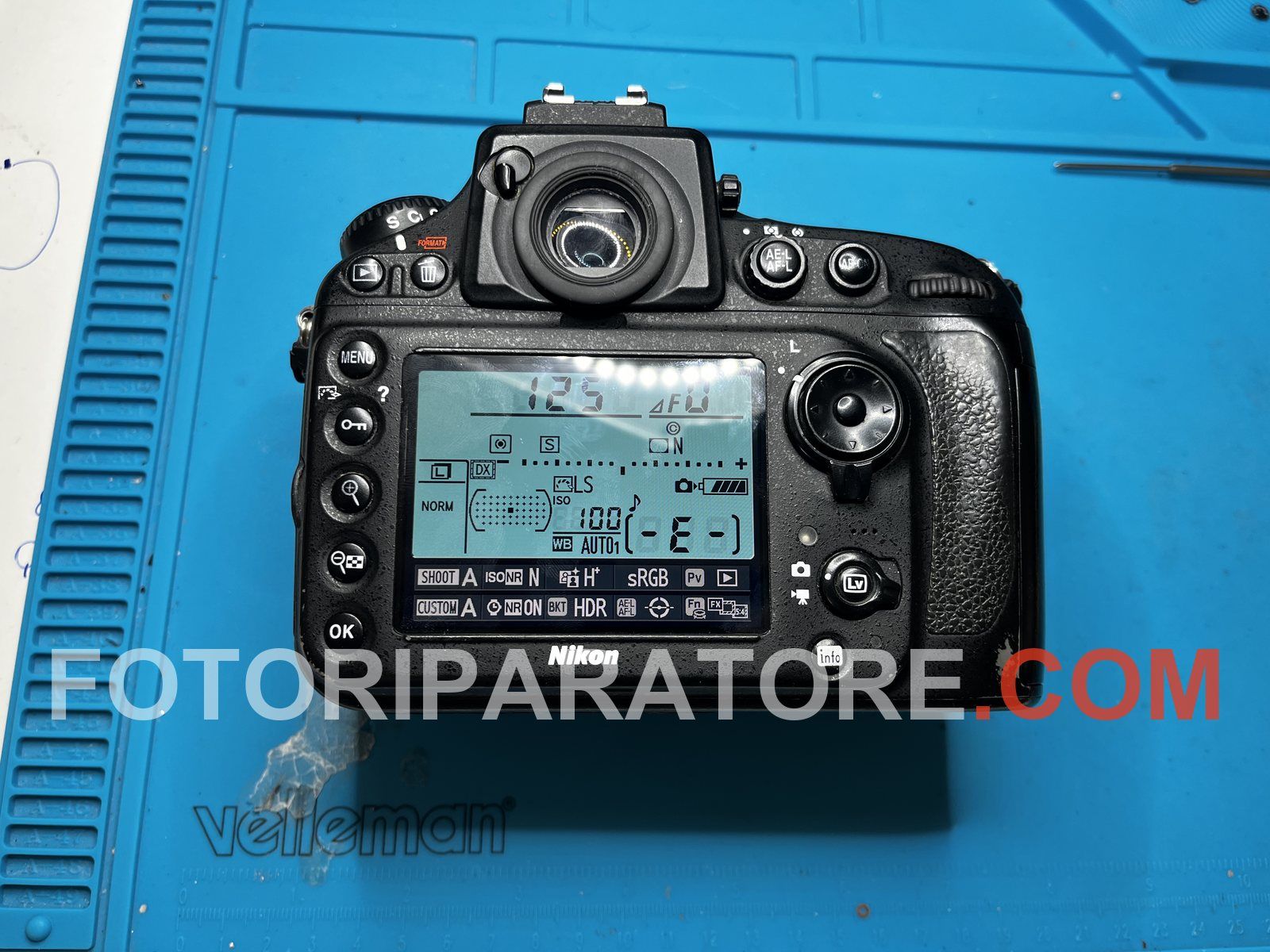 Nikon D800E dopo la riparazione: multi-selettore ripristinato e display superiore acceso