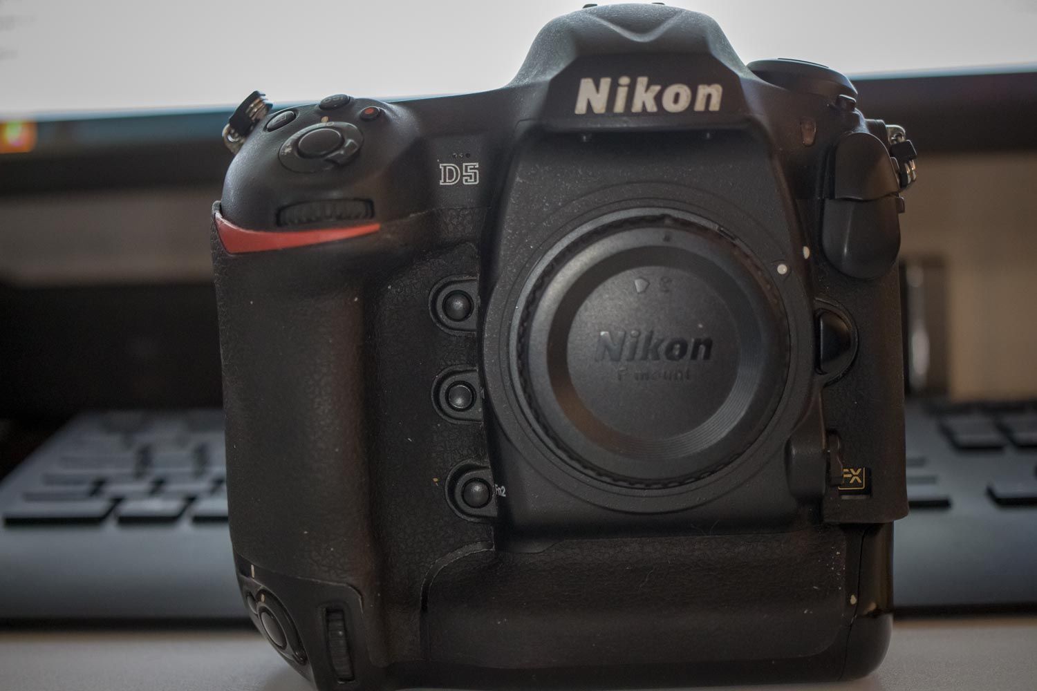 Nikon D5 gomme rovinate e sensore sporco: sostituzione kit gomme completo e pulizia sensore