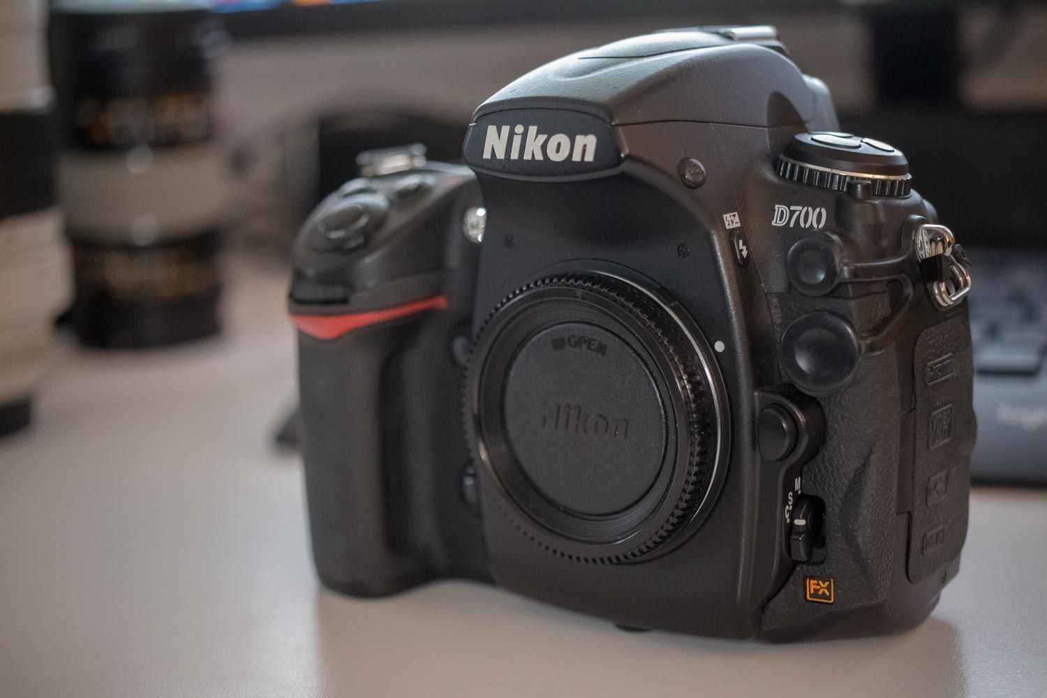 Pulizia sensore e sostituzione gomme rovinate di una Nikon D700