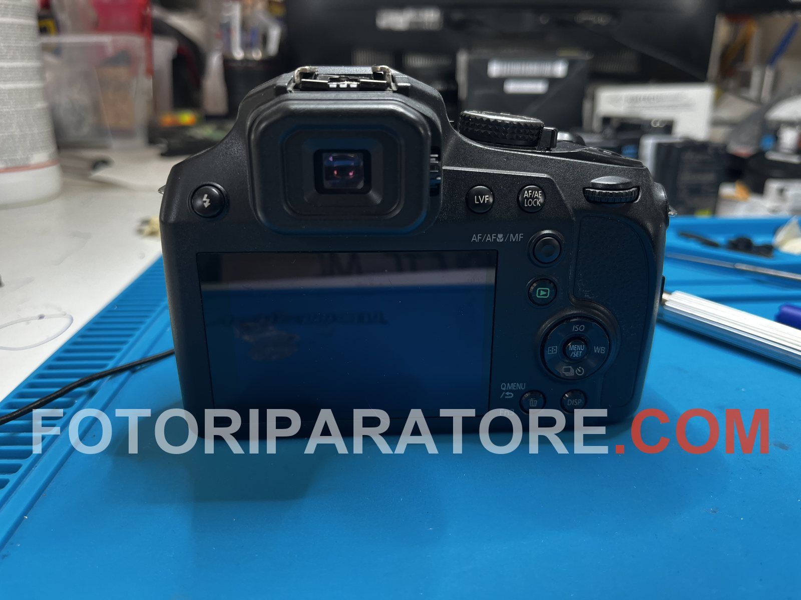 Panasonic FZ82 accesa con il display posteriore completamente nero