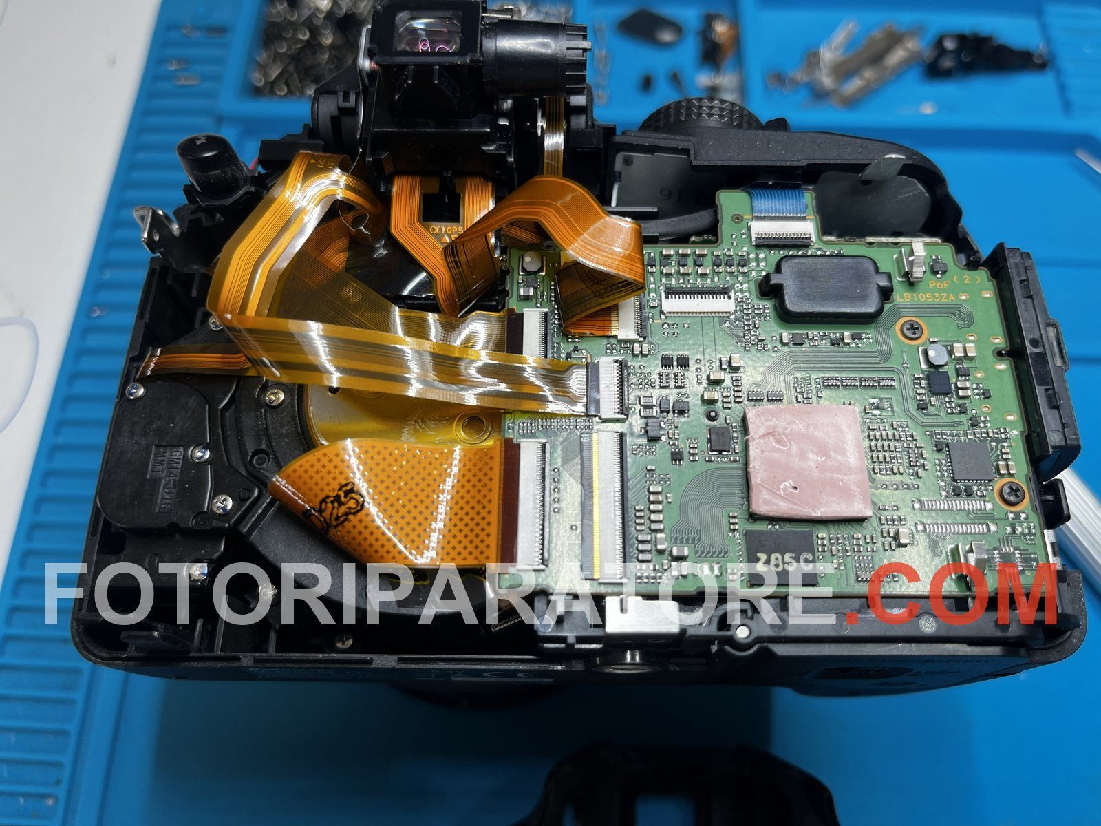 Interno della Panasonic FZ82 aperto, con i flat arancioni del blocco ottico e la scheda