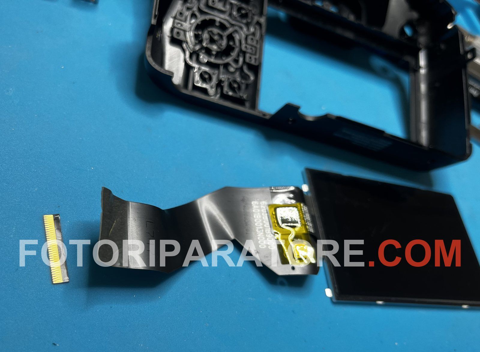 Il flat del display della FZ82 strappato: il terminale dorato dei contatti è rimasto staccato