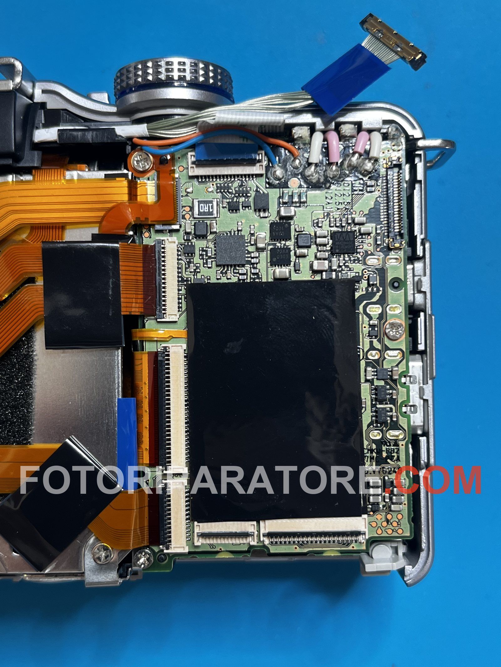 Scheda madre della Panasonic FZ82 e i connettori ZIF su cui si innestano i flat