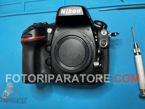 Nikon D800E sul banco del laboratorio, prima della riparazione del multi-selettore