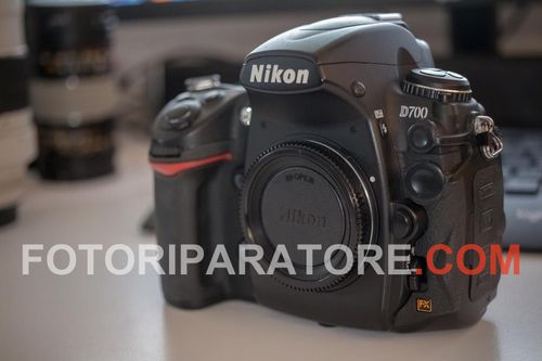 Pulizia sensore e sostituzione gomme rovinate di una Nikon D700