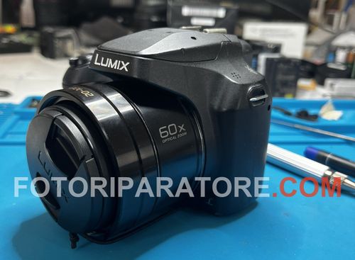 Panasonic Lumix DC-FZ82 sul banco del laboratorio, prima della riparazione del display