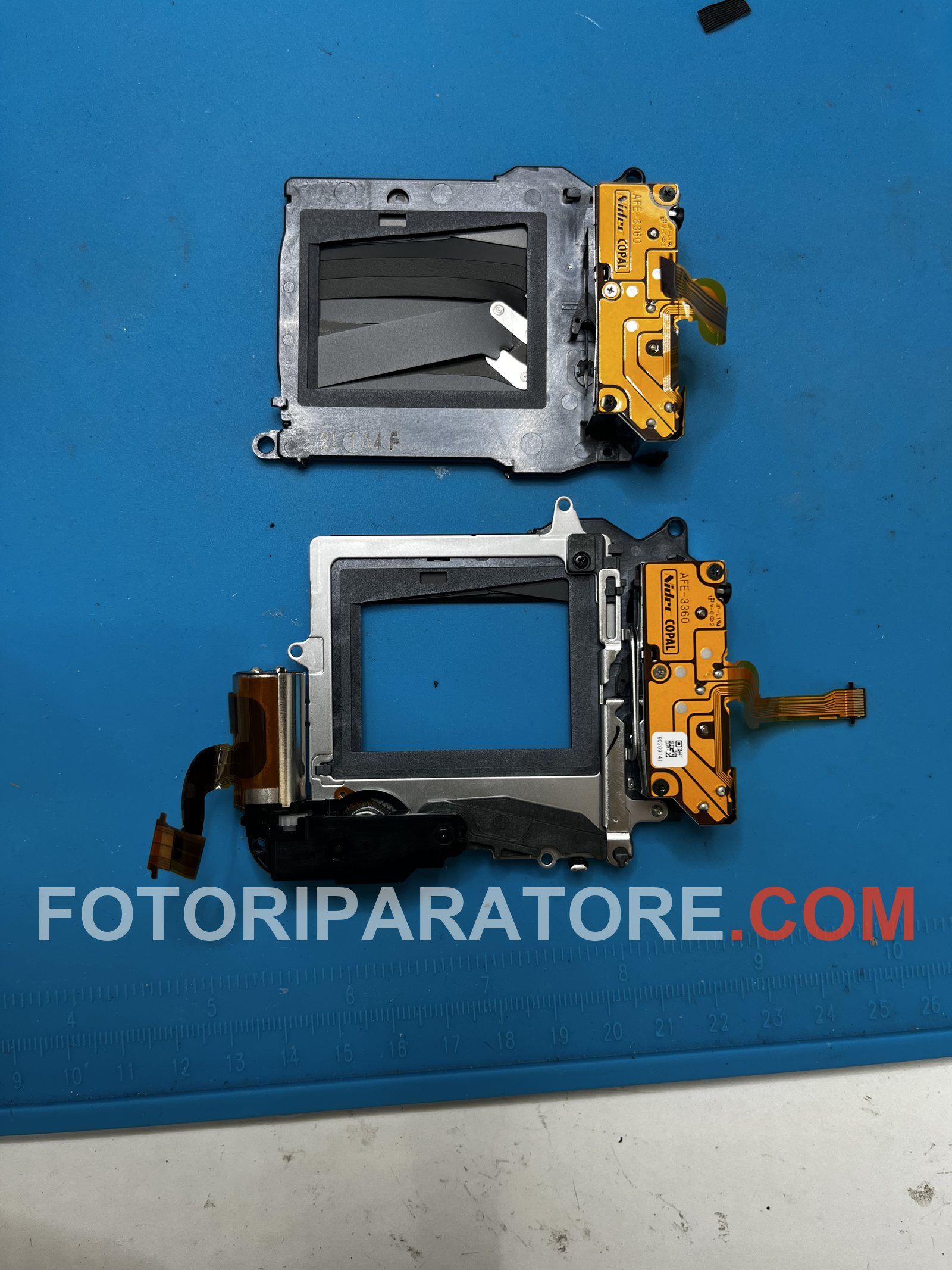 Confronto fra l'otturatore rotto della Sony A7 III e l'otturatore di ricambio originale Sony