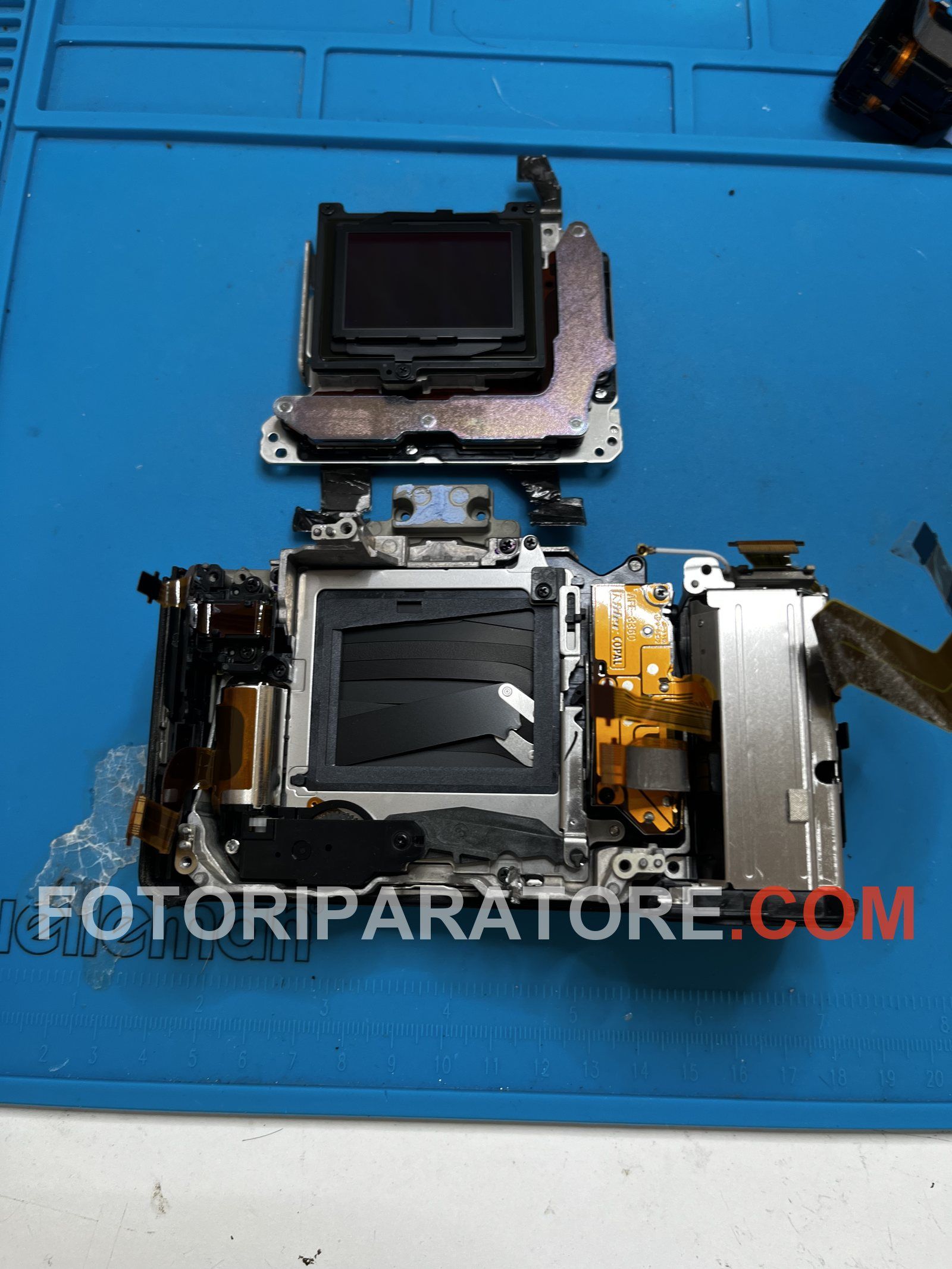 Gruppo sensore e stabilizzatore IBIS rimossi dalla Sony A7 III per raggiungere l'otturatore